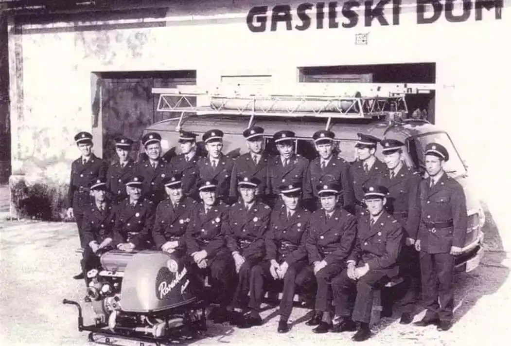 Zgodovinska fotografija gasilcev in opreme